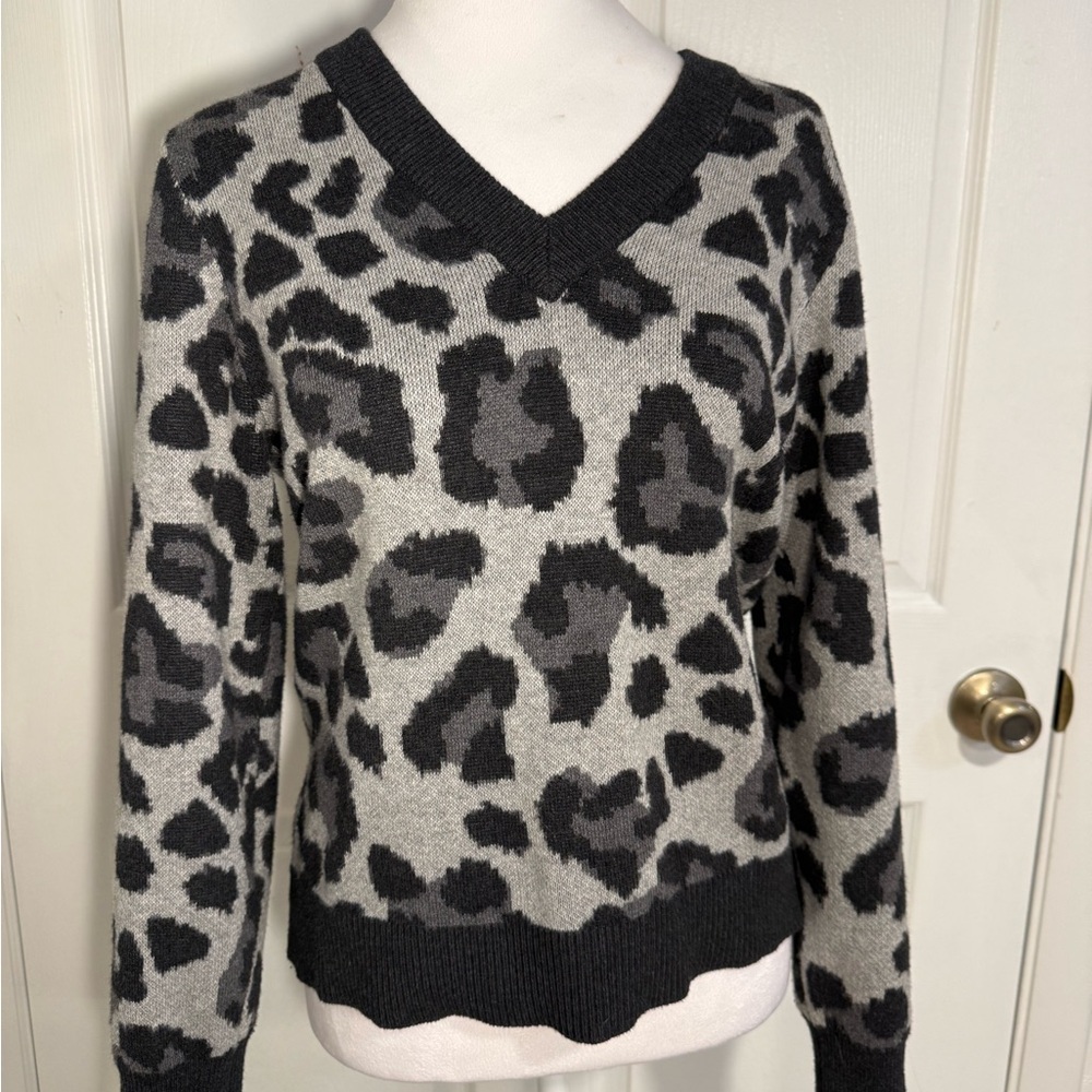 Per Se by Carlisle Leopard Print V-Neck Sweater - Gray and Black